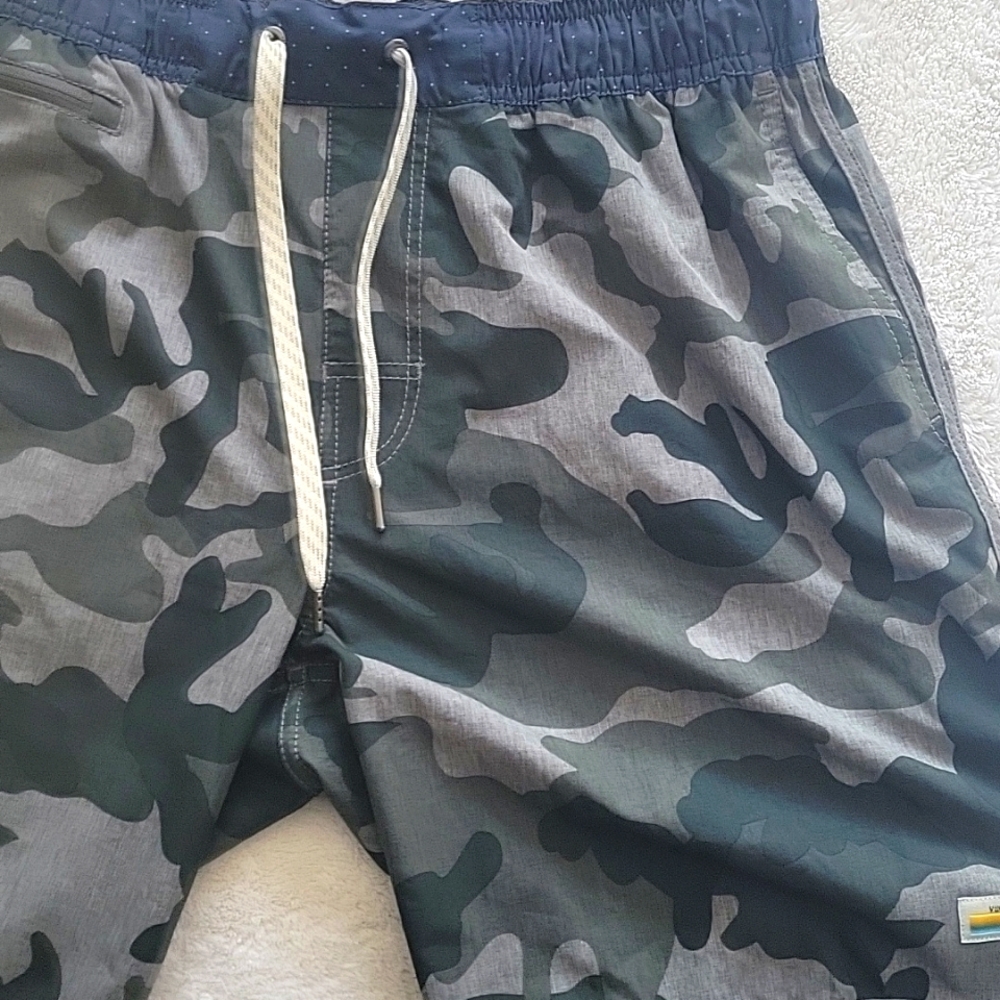 Vuori Men's Camo Banks shorts Unlined size small 7" inseam